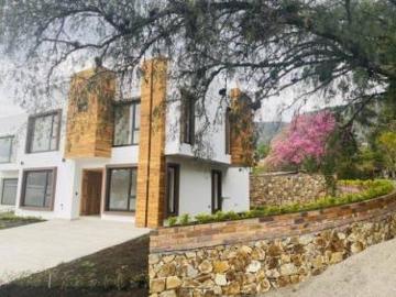 Amplia y lujosa villa por estrenar en exclusiva urbanización privada en Challuabamba