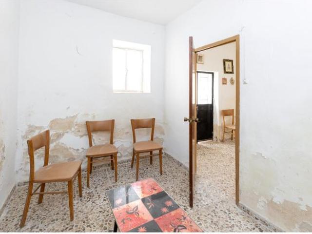 Amplitud y Encanto en Agron: Casa Espaciosa de 7 Dormitorios y 1 Baño