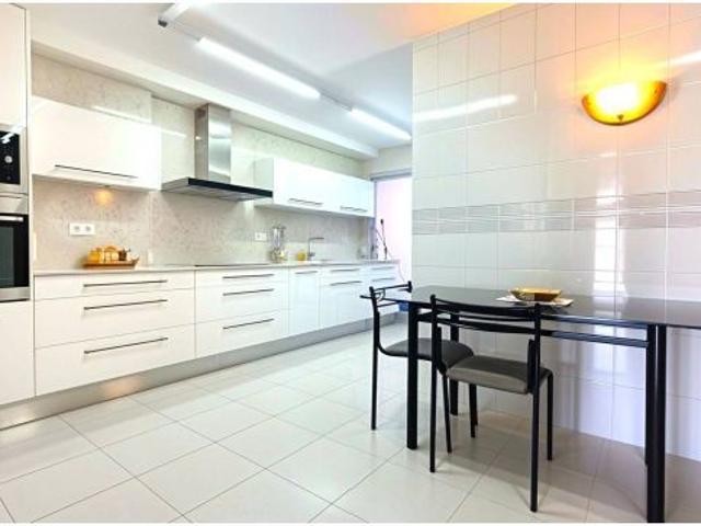 AMPLITUD, LUZ, TERRAZA Y PARKING EN PASEO PRIM