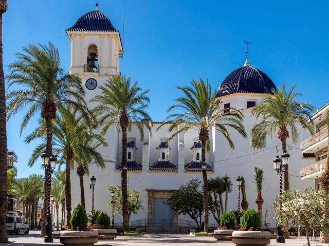 AMPLITUD, LUZ Y VISTAS A LA PLAZA – TU LIENZO EN DOLORES ⛪