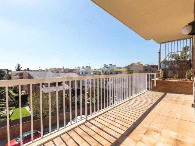 AMPLITUDE, GOOD LOCATION AND COMMUNITY AREA WITH SWIMMING POOL
