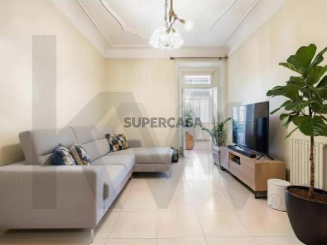 Amplitude e Centralidade na Alameda: T4+1 com 123 m² a 1 minuto do Metro
