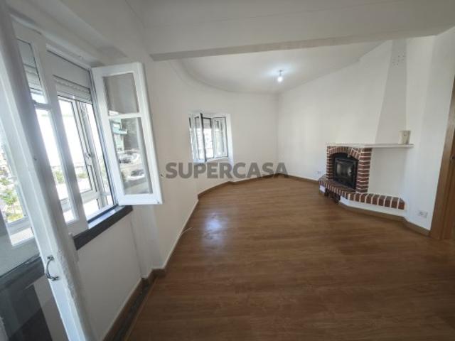 Amplitude, Luminosidade e Potencial | Apartamento T4 em Rio de Mouro