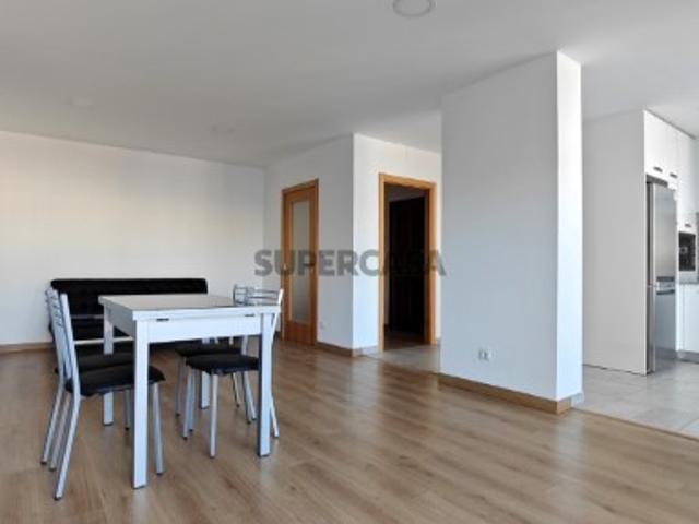 Amplo apartamento T2 moderno, situado no centro de Monção, com garagem e elevador, próximo a todo o tipo de comércio e serviços