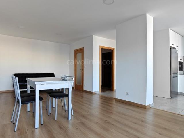 Amplo apartamento T2 moderno, situado no centro de Monção, com garagem e elevador, próximo a todo o tipo de comércio e serviços