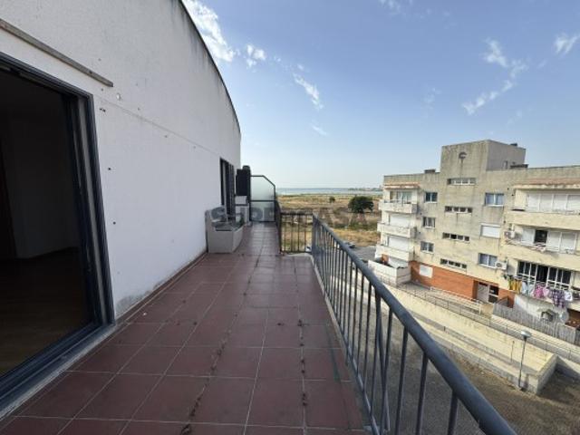Amplo Duplex T4 com Varanda, Terraço, Estacionamento e Arrecadação, Alhos Vedros