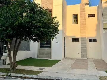 Amueblada con recámara en planta baja
