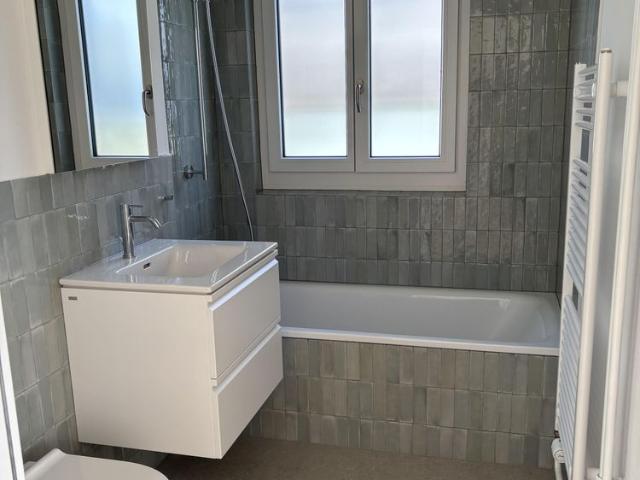 An der Brünnenstrasse 65 in 3018 Bern vermieten wir eine attraktive 3.5 Zimmer Dachwohnung im 2. OG mit sonnigem Balkon nach Gesamtsanierung der Liegenschaft