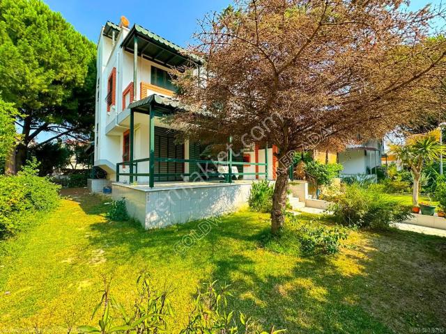 Anı Sitesi'nde Sahile Yakın, Geniş Bahçeli Satılık Villa