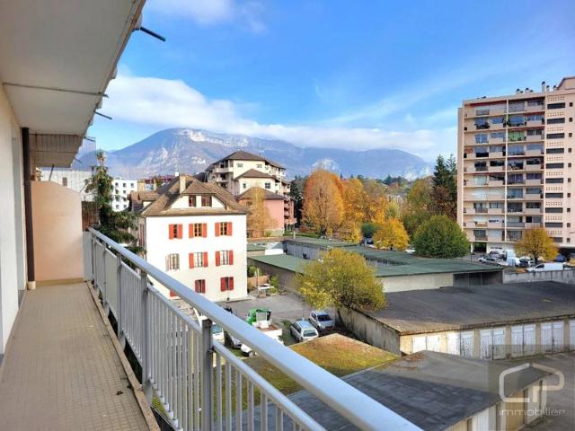 Annecy centre – T4 rénové avec garage inclus valeur 50 000 € entre le canal du Thiou et le centre ville
