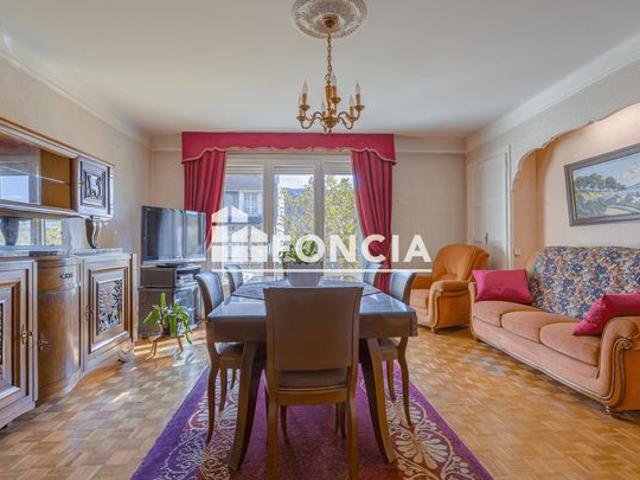 Annecy centre ville, T3 traversant avec balcon, loggia et vue montagnes
