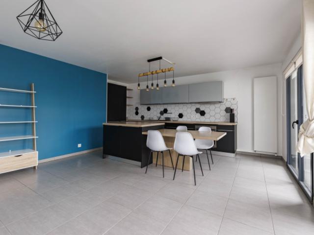 ANNECY RARE A LA VENTE VASTE TYPE 4 DANS IMMEUBLE RECENT