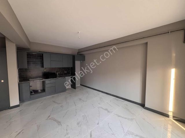 Anayola Sahile Tramvaya 2 Dk Mesefede Kiralık 1+1