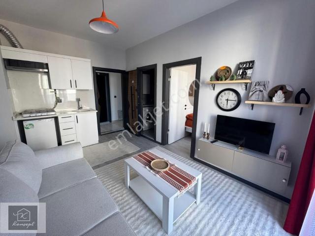 Ana Cadde Üstü Teraslı Eşyalı Arakat Hazır Kiracılı Satılık 1+1