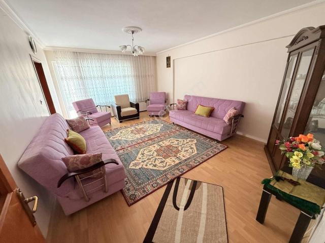 Ana Cadde Yakını Kat Dairesi Gibi Cam Balkonlu Daire