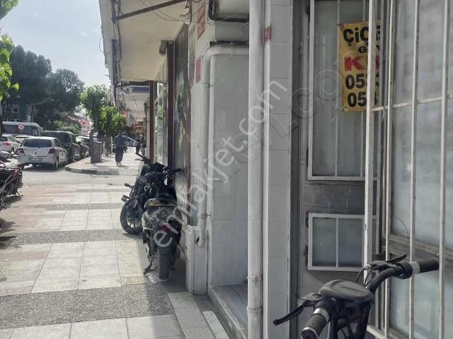 Ana Caddede Kiralık Dükkan