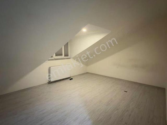 Anadolu Mahallesi Salı Pazarında 1+1 Çatı Katı Kiralık Daire