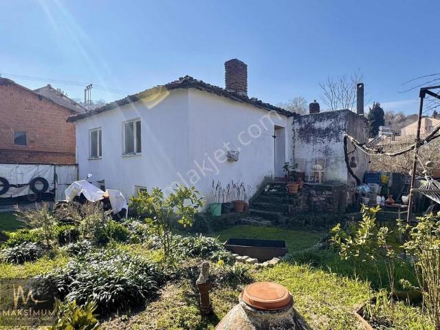 Çanakkale Umurbeyde Geniş Bahçeli Köy Evi 3 Kat İmarlı