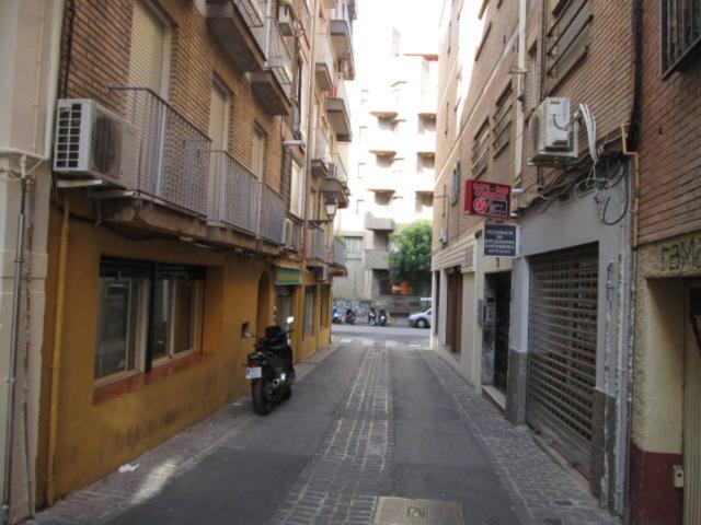 Ancha de Capuchinos junto cómoda plaza de aparcamiento