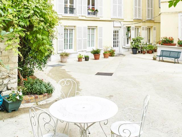 Ancient jewel in Montmartre, Paris Amsterdam Apartments for Rent