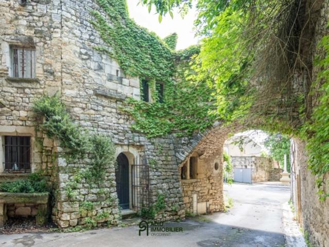 Ancien corps de château au charme authentique, à deux pas d'Uzès