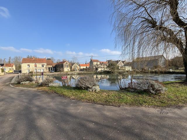 Ancien corps de ferme comprenant une demeure de 210m2 avec u