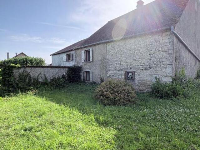 Ancien corps de ferme à fort potentiel avec dépendances