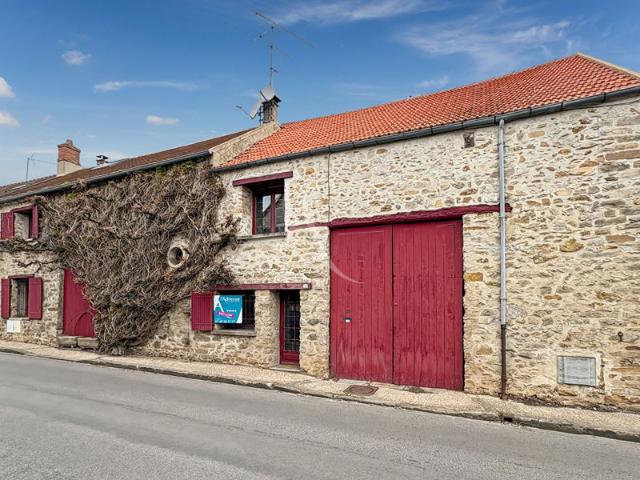 Ancien corps de ferme à Janville sur Juine avec grand garage