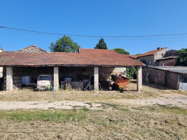Ancien corps de ferme à rénover entièrement sur les hauteu