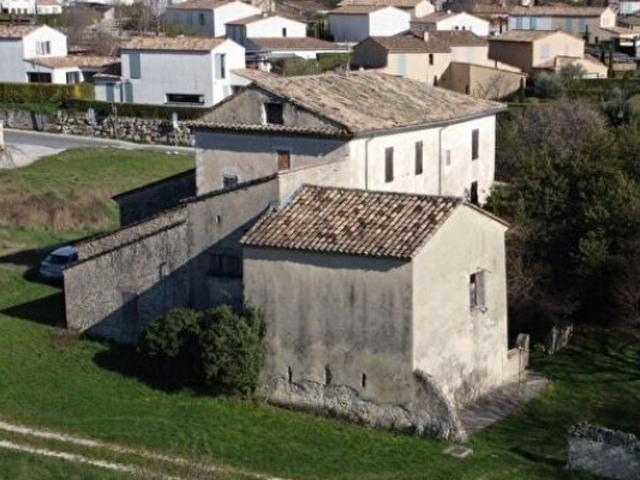 Ancien corps de ferme à rénover, fort potentiel d'aménagement