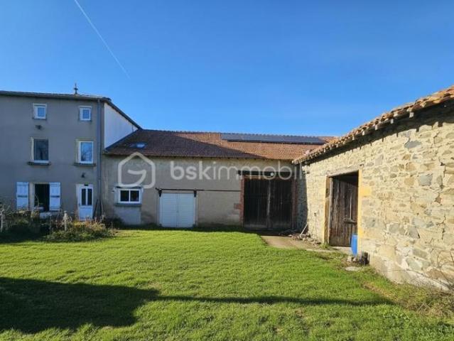 CORPS DE FERME + 4,7 HA – GROS POTENTIEL – PRIX EN BAISSE – Vue exceptionnelle – Proximité Roanne