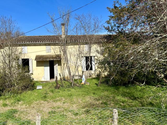 Ancien Corps de ferme avec dépendances garage et parcelles de terrain, 33910 Saint Denis De Pile