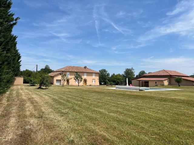 Ancien corps de ferme avec grandes dépendances sur 8000m2
