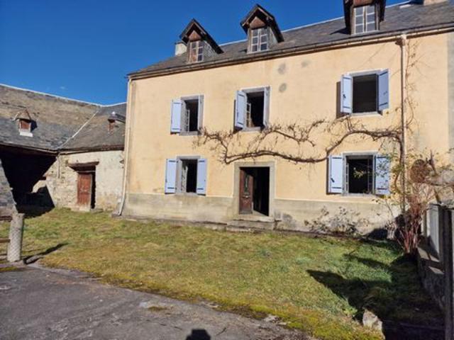 Ancien corps de ferme avec jardin