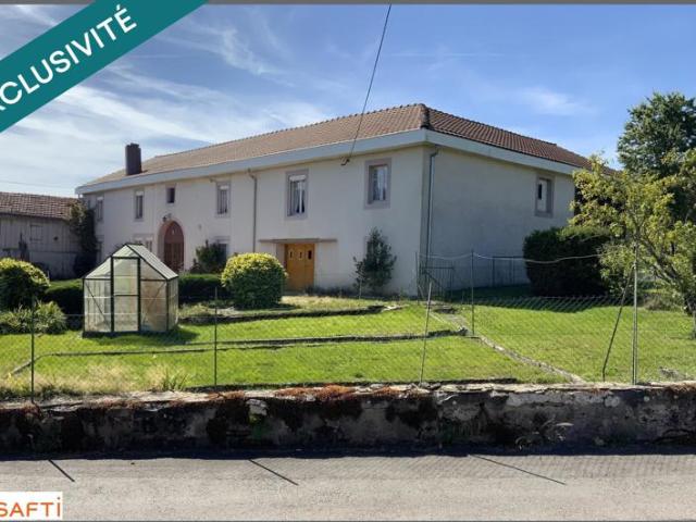 Ancien corps de ferme beaux volumes et annexes. Grand terrain au calme