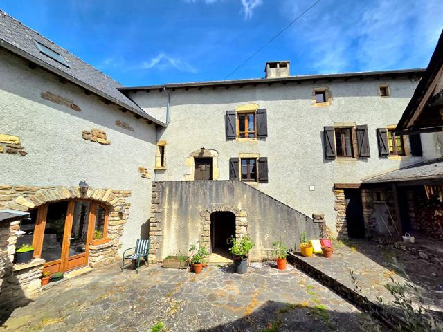 Ancien corps de ferme dans un hameau paisible avec un terrai. 275m² Prévinquières