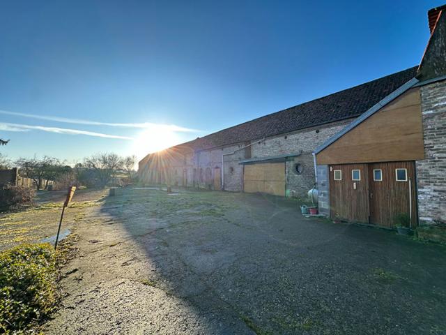 Ancien corps de ferme de 152 m2 avec dépendances