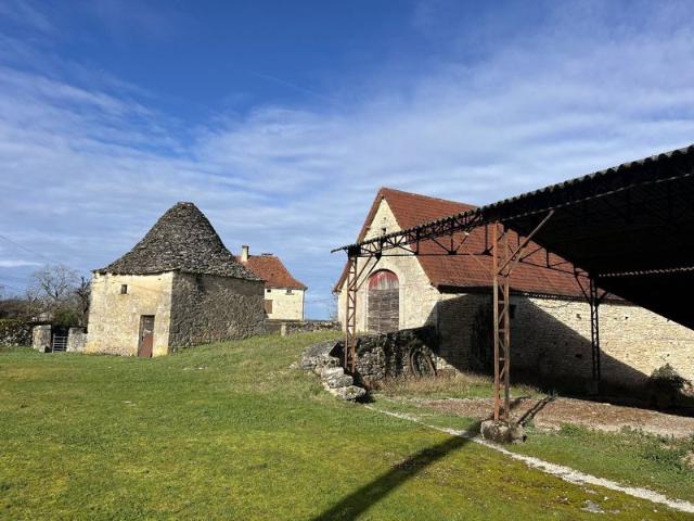 Ancien corps de ferme, + de 6ha, dépendances, ressources en eau naturelles