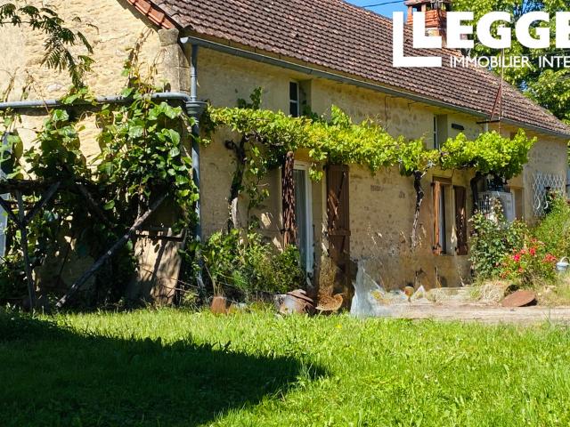 Ancien corps de ferme de caractère en Périgord avec deux habitations, granges et 18,5 ha proche de Montignac