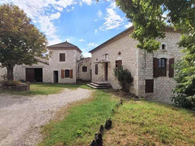 Ancien corps de ferme en situation dominante en sortie d'un. 132m² Bouloc En Quercy