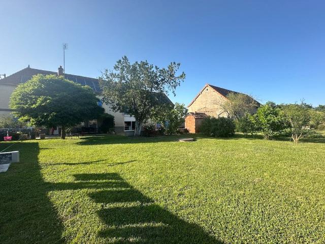 Ancien corps de ferme et dépendances, 194 m2 hab environ. 194m² Artaix