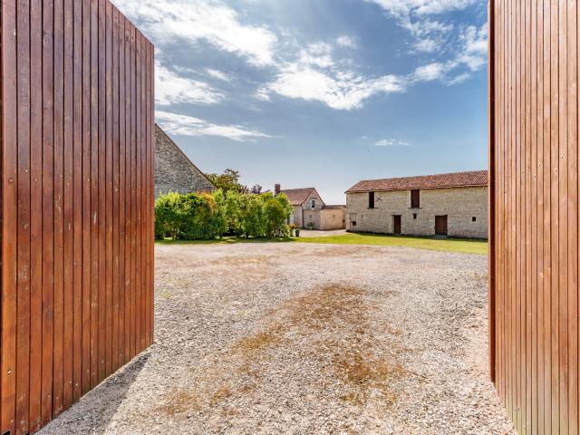 Ancien corps de ferme fortifié du XVIᵉ siècle Une propriété de caractère aux multiples possibilités