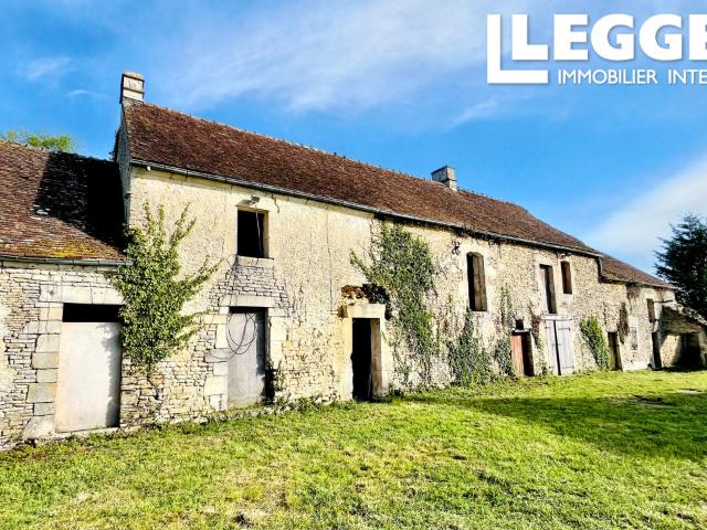 Ancien corps de ferme normand du XVIIIe en pierre et dépendances à rénover sur un terrain de plus de 5 000 m²