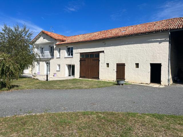 Ancien corps de ferme Savigne