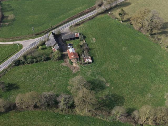Ancien corps de ferme sur plus de 7 hectares de terres à Saint