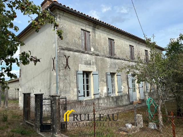 ANCIEN CORPS DE FERME: propriété de 1,7 hectares, maison en pierre avec 5 dépendances