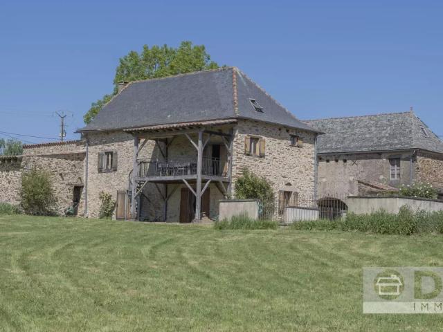 Ancien corps de ferme rénové avec piscine, maison d’amis à r. 180m² Montirat