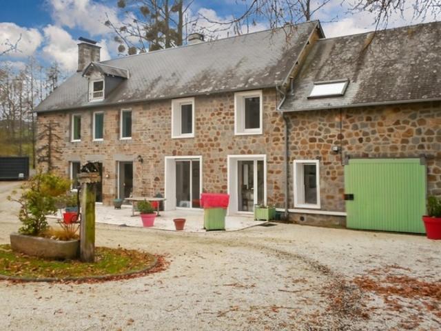 Ancien corps de ferme rénové avec terrain et dépendances