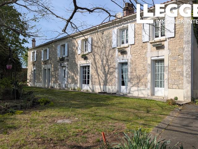 Ancien corps de ferme rénové à rafraîchir, 6 chambres, dépendances, jardin clos et piscine