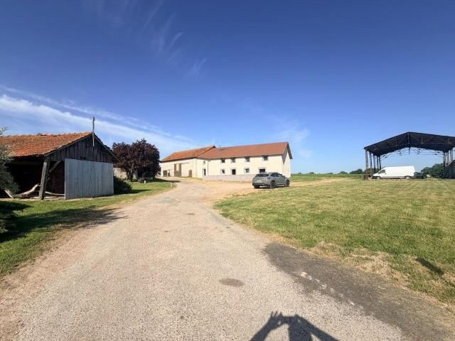 Ancien corps de ferme rénové et dépendances.Belle situation. 143m² Le Bouchaud